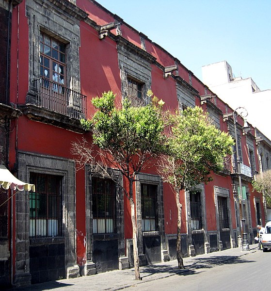Casa de la Malinche / Miguel Serrano Primary School